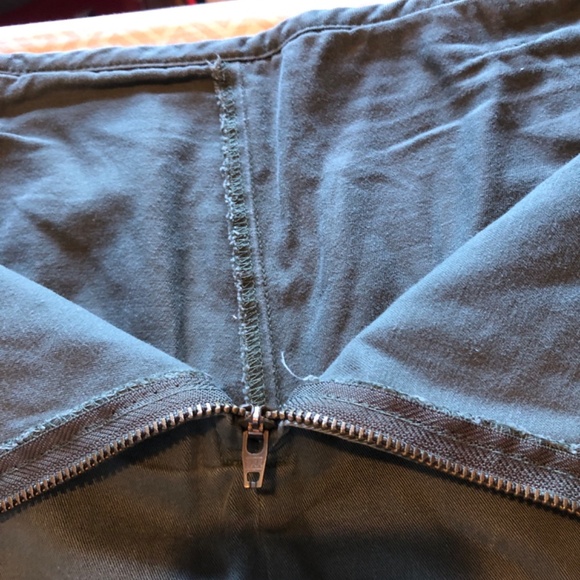 Size 14 Nevada army green skirt, zipper in back, pockets, slits, belt buckles - Picture 7 of 9